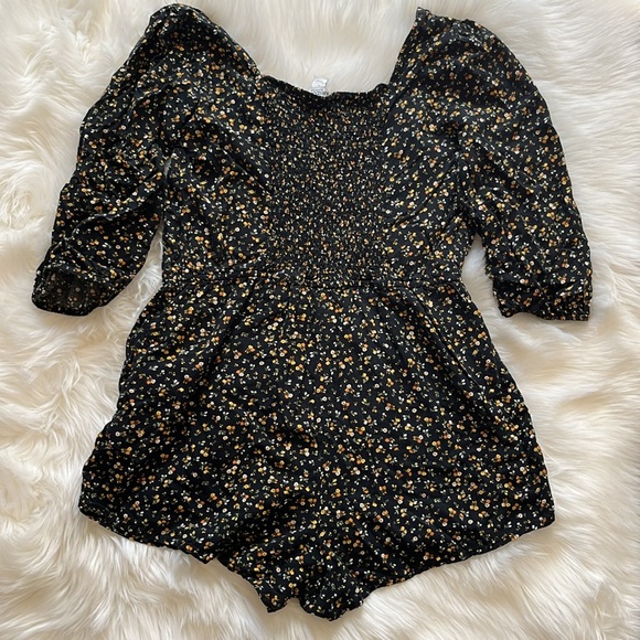 Cute Romper w/ Pockets - Picture 4 of 4